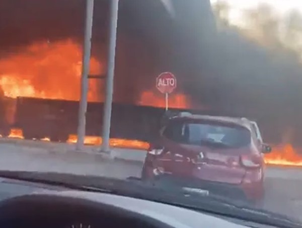 Xe bồn chở nhiên liệu đâm vào cầu vượt đường sắt gây cháy lớn