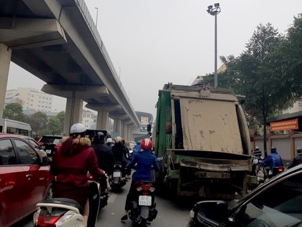 Hà Nội yêu cầu xử lý nghiêm xe chở rác lưu thông trong giờ cấm gây ùn tắc
