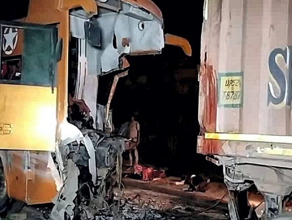 Ấn Độ: Xe buýt va chạm với xe tải khiến 55 người thương vong