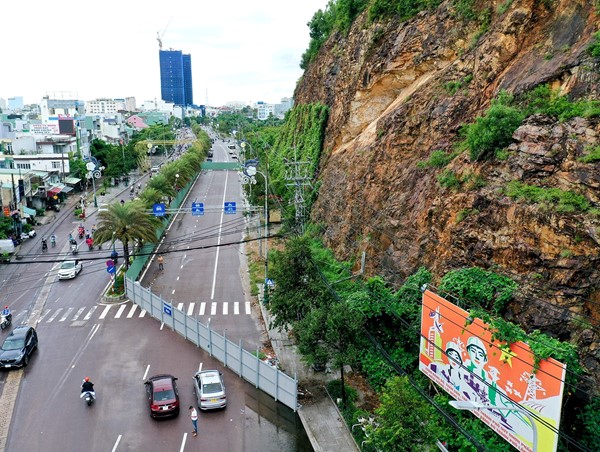 Bình Định: Đầu tư hơn 65 tỉ đồng để khắc phục sạt lở núi sát taluy đường