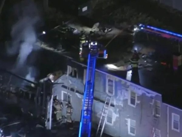 Máy bay đâm vào chung cư, toàn bộ hành khách thiệt mạng