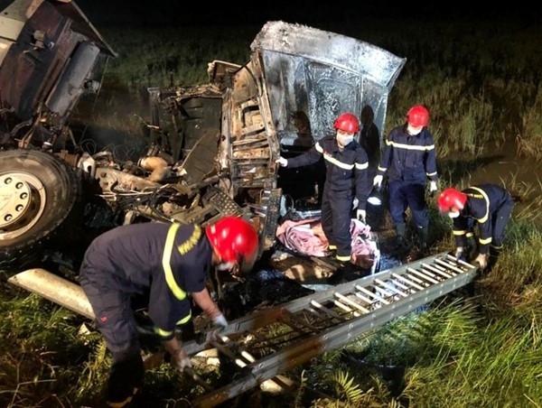 Xe đầu kéo bốc cháy sau va chạm, 2 tài xế tử vong trong cabin