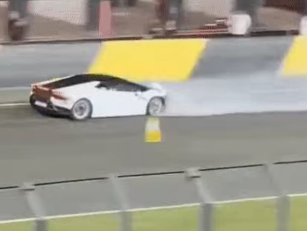 CLIP: Siêu xe Lamborghini Huracan nát bét khi đâm vào hàng rào