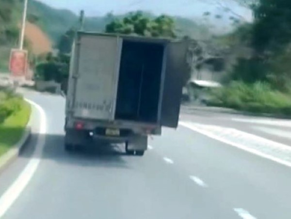 Không chốt cửa sau thùng xe ô tô tải khi tham gia giao thông bị xử phạt như thế nào?