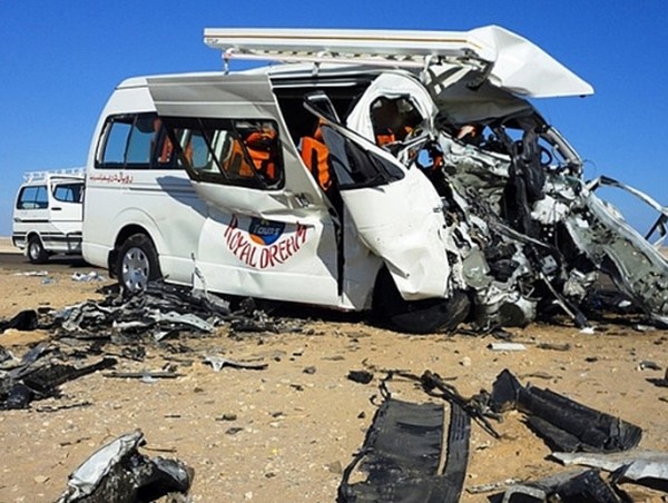 Xe buýt va chạm xe tải, 11 người tử vong