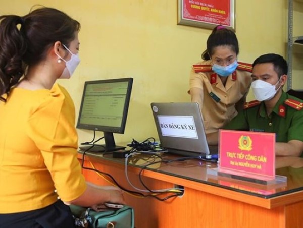 Thực hiện thủ tục đăng ký ô tô, xe máy tại nơi thường trú