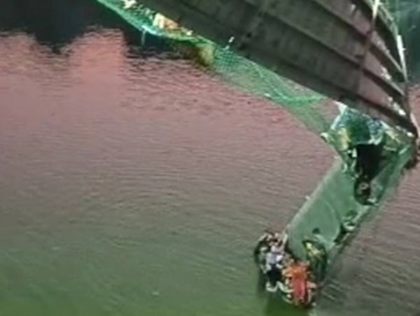 Sập cầu treo ở Ấn Độ, ít nhất 91 người thiệt mạng