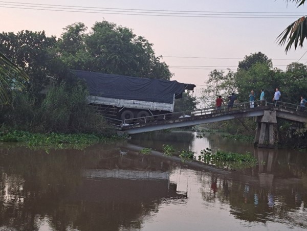 Xe chở 15 tấn gạo làm sập cầu 