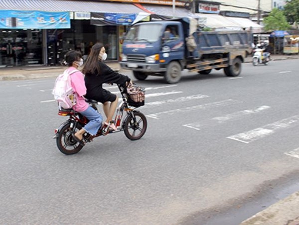 Người đi xe đạp điện có phải đội mũ bảo hiểm không?