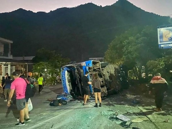 Lật xe khách trên quốc lộ 6, nhiều người bị thương