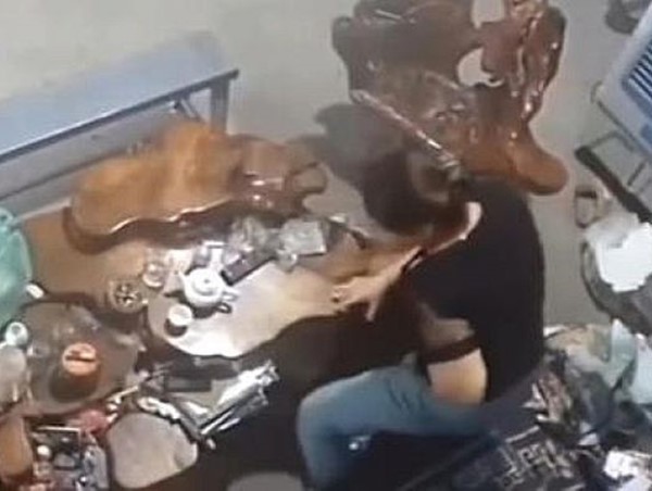 CLIP: Táo tợn dùng dao tấn công chủ cửa hàng tạp hóa để cướp tài sản