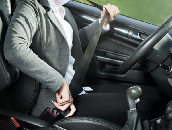 Quy định thắt dây an toàn đối với người ngồi trên ô tô