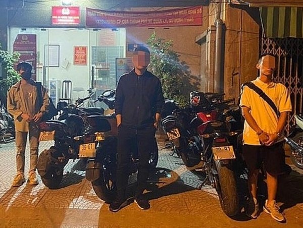 Cảnh sát 141 hóa trang chặn bắt nhóm thanh niên chạy xe máy tốc độ, nẹt pô