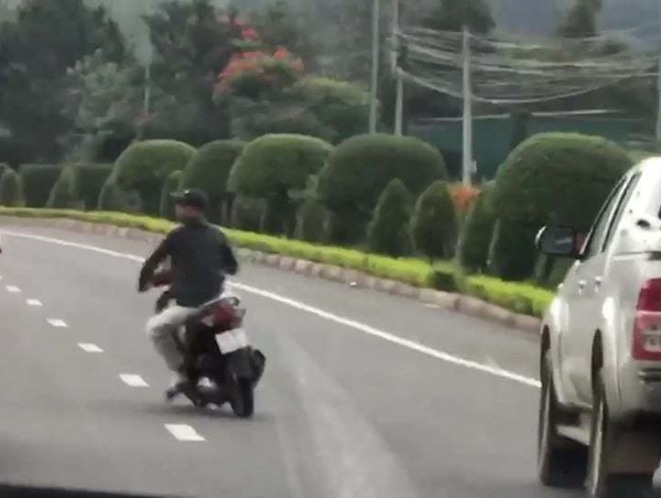 Đang điều khiển xe mô tô mà ngồi về một bên thì bị phạt bao nhiêu tiền?