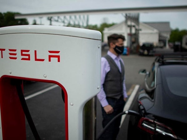 Tesla thu hồi 40.000 xe do lỗi trợ lực lái