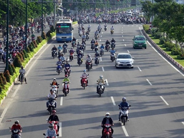 Điều khiển xe mô tô đi không đúng phần đường, làn đường có xử phạt vi phạm tại chỗ không?