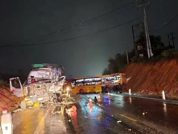 Xe khách va chạm xe tải, 15 người thương vong