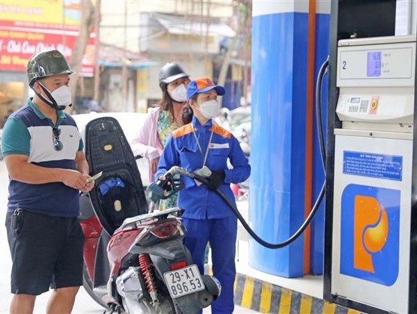 Giá xăng tăng lần thứ 4 liên tiếp