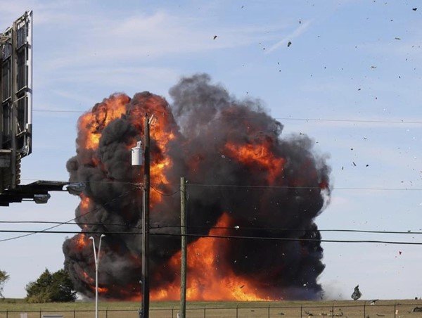 CLIP: Hai máy bay đâm trúng nhau trên không trung ở Mỹ