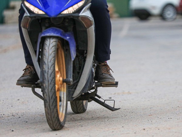 Quên gạt chân chống xe mô tô khi tham gia giao thông bị xử phạt như thế nào?