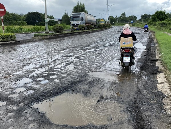 Khẩn trương sửa chữa hư hỏng mặt đường các tuyến quốc lộ qua Phú Yên