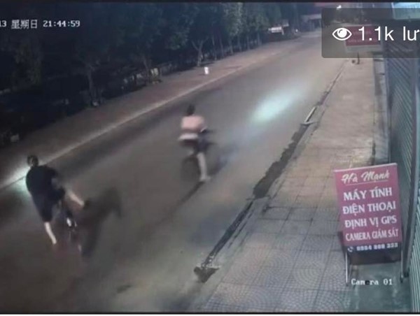 CLIP: Vướng vào xe đạp của vợ rồi mất lái, chồng bị ô tô húc bay