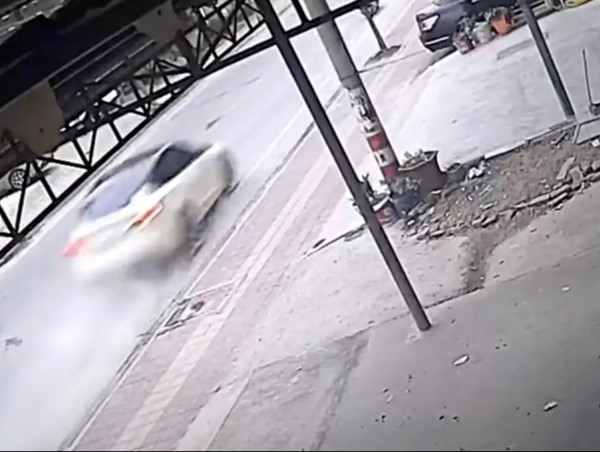 CLIP: Xe điện Tesla mất kiểm soát gây tai nạn khiến 5 người thương vong