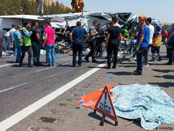 Hai xe bán tải va chạm nhau rồi bốc cháy, 16 người tử vong