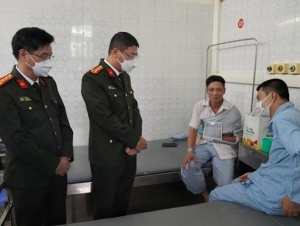 Xe chở gỗ lậu chèn xe CSGT làm 2 chiến sĩ bị thương