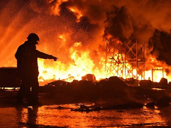 Hỏa hoạn tại khu dân cư, 21 người thiệt mạng