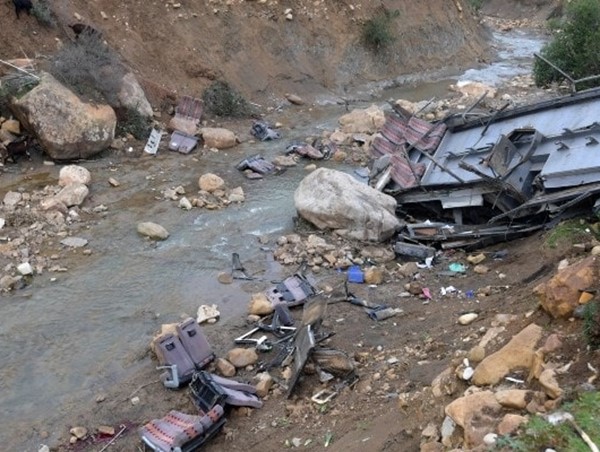 Xe buýt lao xuống mương nước, 34 người thương vong