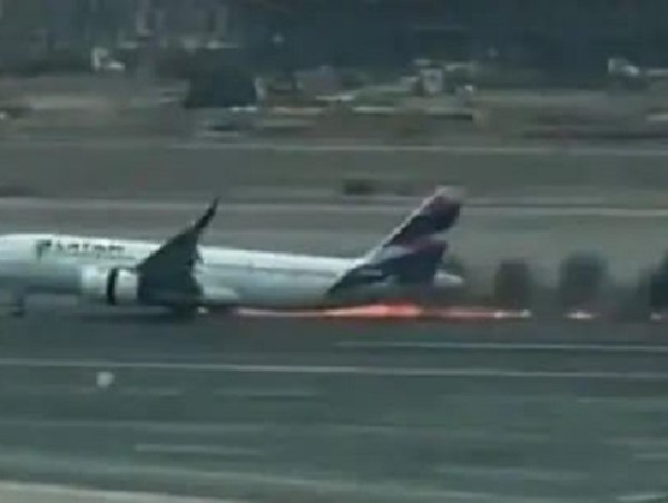 Máy bay va chạm với xe cứu hỏa khi đang cất cánh, 3 người thương vong