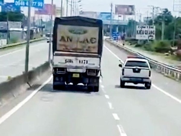 Phạt nặng tài xế đi vào làn dừng khẩn cấp trên cao tốc