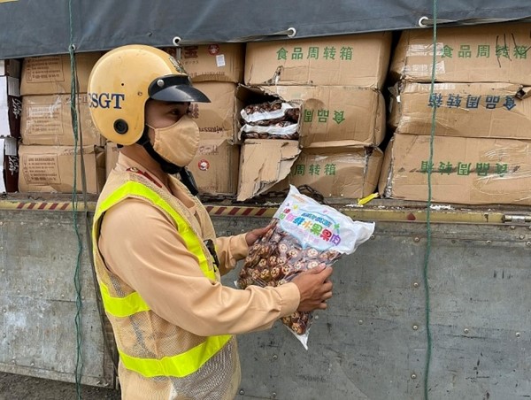 Bắt giữ xe tải chở số lượng lớn hàng hoá không rõ nguồn gốc