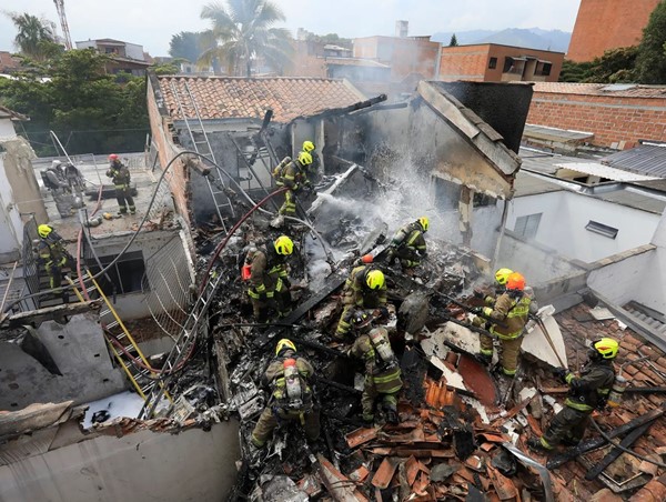 Máy bay lao vào chung cư khiến 8 người thiệt mạng