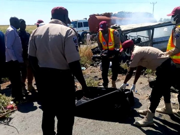 2 xe buýt đâm trực diện rồi bốc cháy, 37 người tử vong