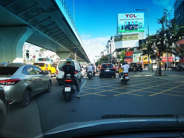 Lái xe trên vạch mắt võng thế nào cho đúng, tránh bị phạt?