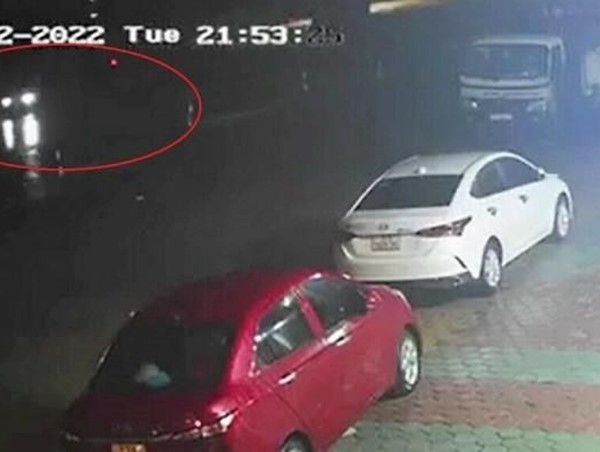 CLIP: Tài xế ô tô tông nữ công nhân môi trường tử vong rồi bỏ chạy