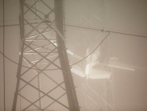 Máy bay vướng vào đường dây điện, treo lơ lửng trên không 