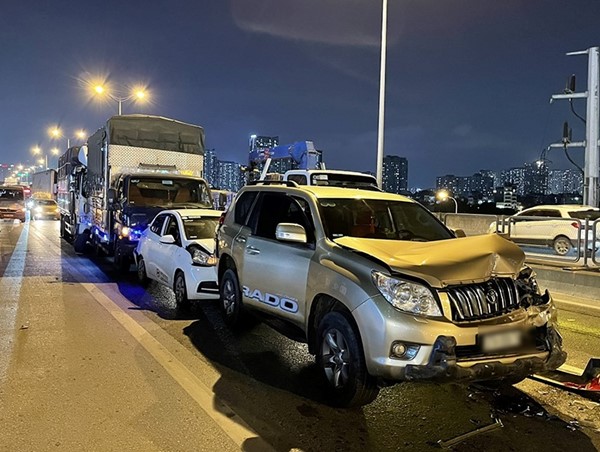 6 xe ô tô tông liên hoàn trên đường Vành đai 3