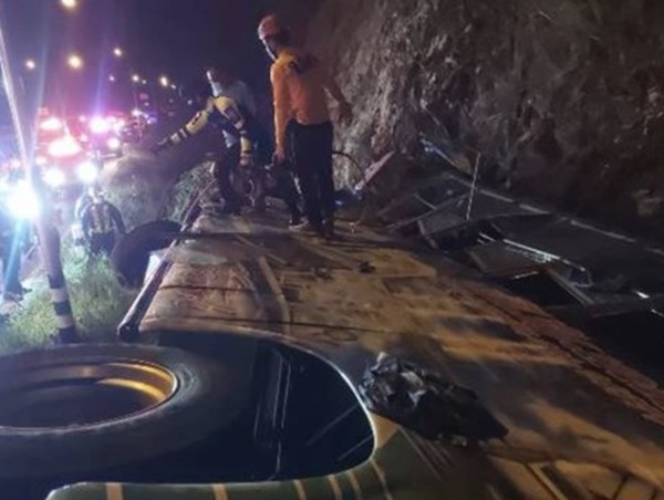 Xe buýt đâm vào dải phân cách và lao xuống vực, 43 người thương vong