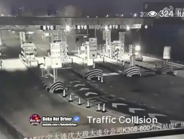 CLIP: Tông vào dải phân cách, ô tô "bay" lên cao khoảng 6m và cái kết khó tin 