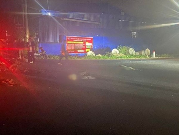 Xe máy va chạm xe đầu kéo, 3 người tử vong