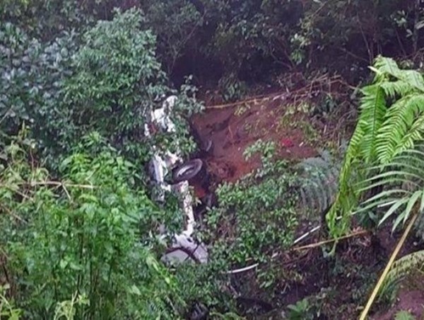 Xe chở khách du lịch lao xuống vực, hơn 50 người thương vong