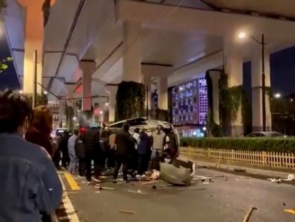 CLIP: Ô tô “phi” từ cầu vượt xuống đất, dập nát hoàn toàn