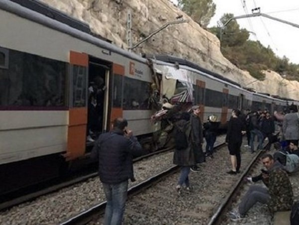 Hai tàu hỏa va chạm tại nhà ga, hơn 150 người bị thương