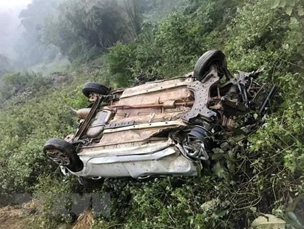 Taxi lao xuống vực, 3 người bị thương nặng