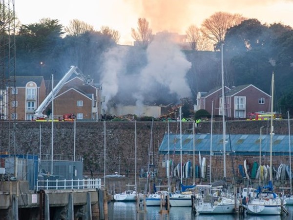 Nổ lớn phá hủy khu căn hộ ở Anh, nhiều người chết và mất tích