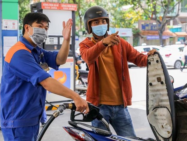 Giá xăng có thể giảm mạnh vào ngày mai?