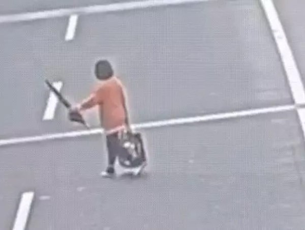 CLIP: Người phụ nữ băng qua cao tốc bị húc “bay” tử vong